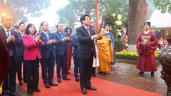 President Luong Cuong offers incense to Kings at Thang Long Imperial Citadel