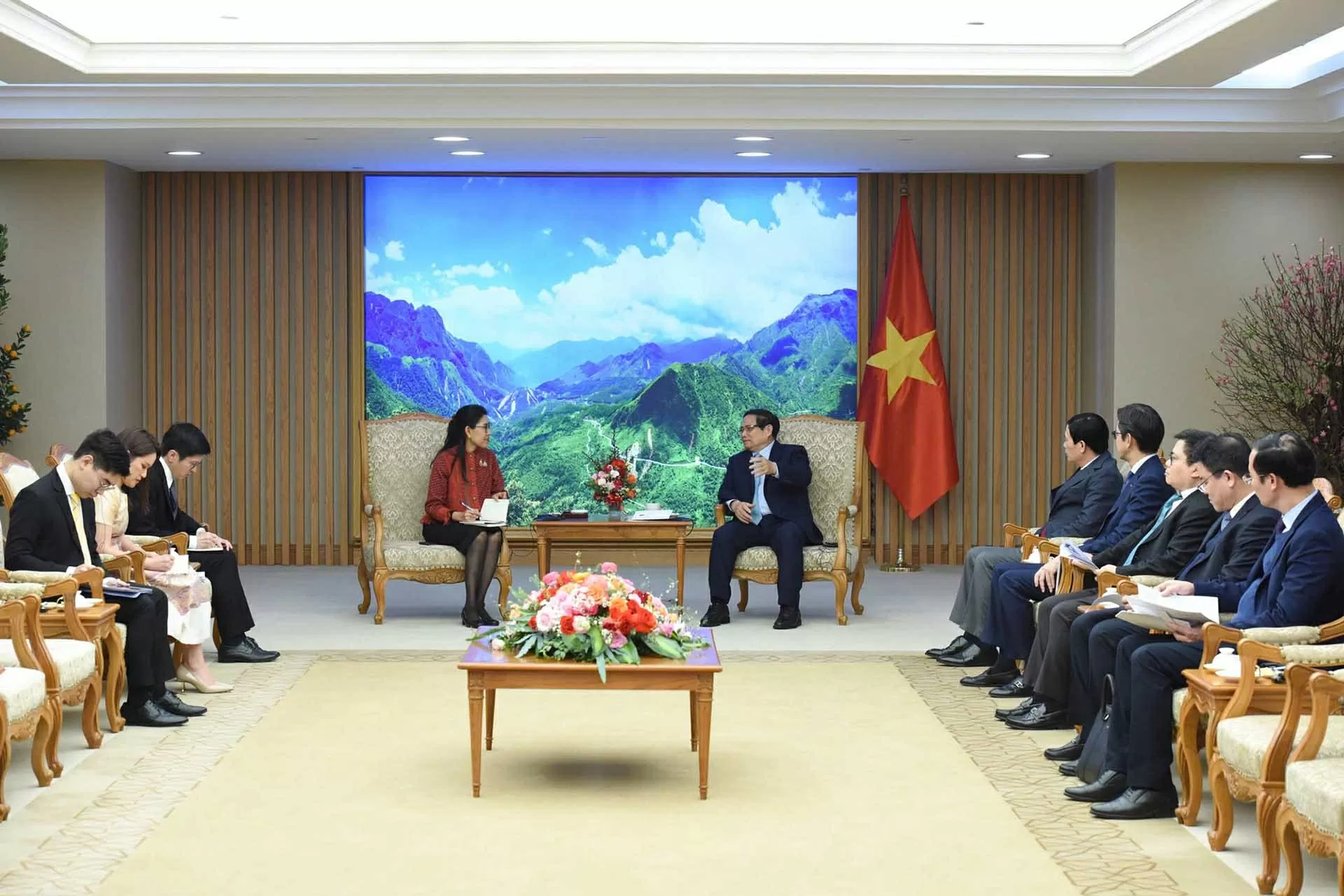 Thủ tướng Phạm Minh Chính tiếp Đại sứ Thái Lan tại Việt Nam Urawadee Sriphiromya. (Nguồn: VGP)