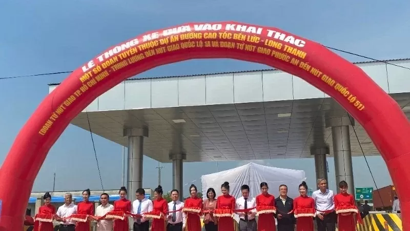 At the ceremony to open two sections of the Ben Luc - Long Thanh Expressway. (Photo: NDO)