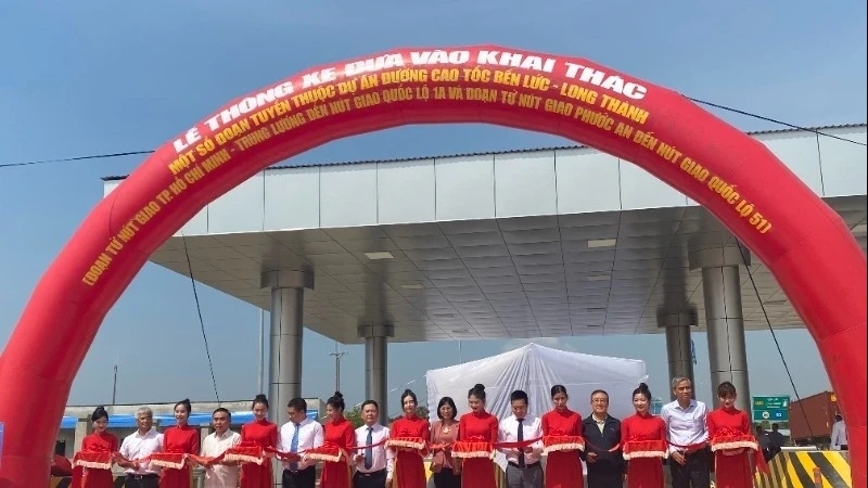 Two sections of Ben Luc - Long Thanh Expressway open to traffic
