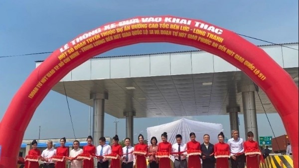 Two sections of Ben Luc - Long Thanh Expressway open to traffic