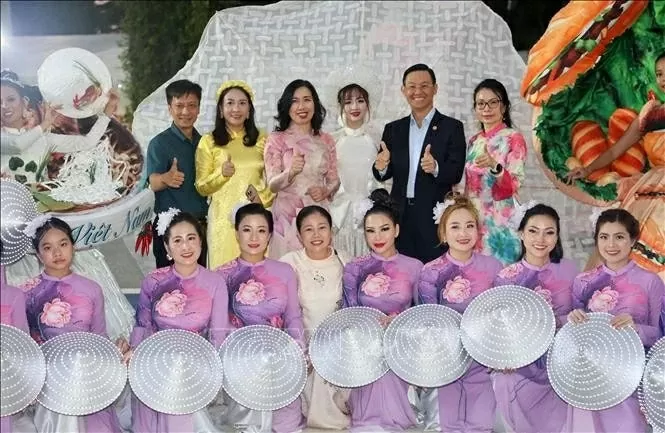 Vietnamese community in Singapore participates in Chingay Parade 2025