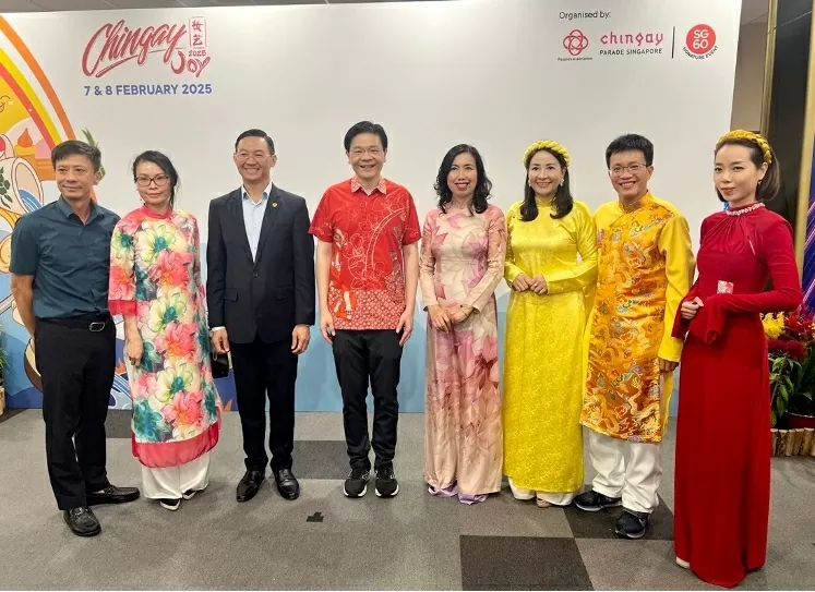 Ảnh: Thứ trưởng - Chủ nhiệm Lê Thị Thu Hằng và Đại sứ Trần Phước Anh, Trưởng Ban Liên lạc cộng đồng tại Singapore Tạ Thùy liên chụp ảnh lưu niệm với  Thủ tướng Singapore Lawrence Wong trong khuôn khổ Lễ hội Chingay 2025