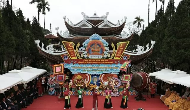 A puppet performance at the opening ceremony of the Hương Pagoda Festival. (Photo: VNA/VNS)