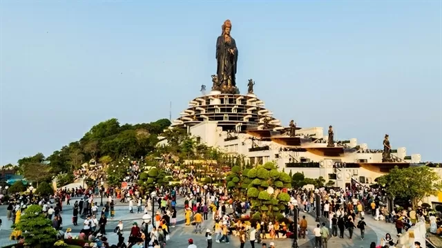During the five days of the Lunar New Year season, more than 540,000 visitors took the cable car to Bà Đen Mountain. Photo courtesy of Sun World Ba Den Mountain. During the five days of the Lunar New Year season, more than 540,000 visitors took the cable car to Bà Đen Mountain. Photo courtesy of Sun World Ba Den Mountain.