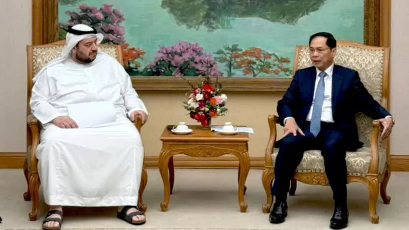 Deputy PM Bui Thanh Son (R) meets with UAE Minister of Investment Mohamed Alsuwaidi in Hanoi on February 8. (Photo: VNA Deputy PM Bui Thanh Son (R) meets with UAE Minister of Investment Mohamed Alsuwaidi in Hanoi on February 8. (Photo: VNA