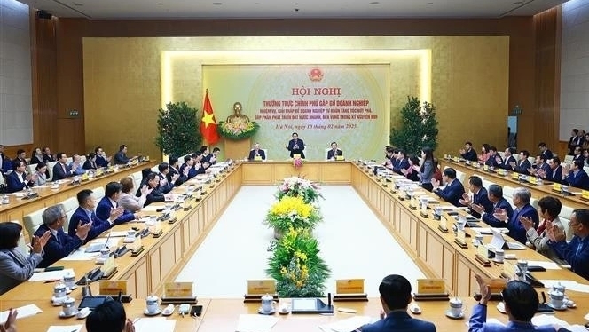 PM chairs meeting with leaders of businesses, calling for greater contributions to national development