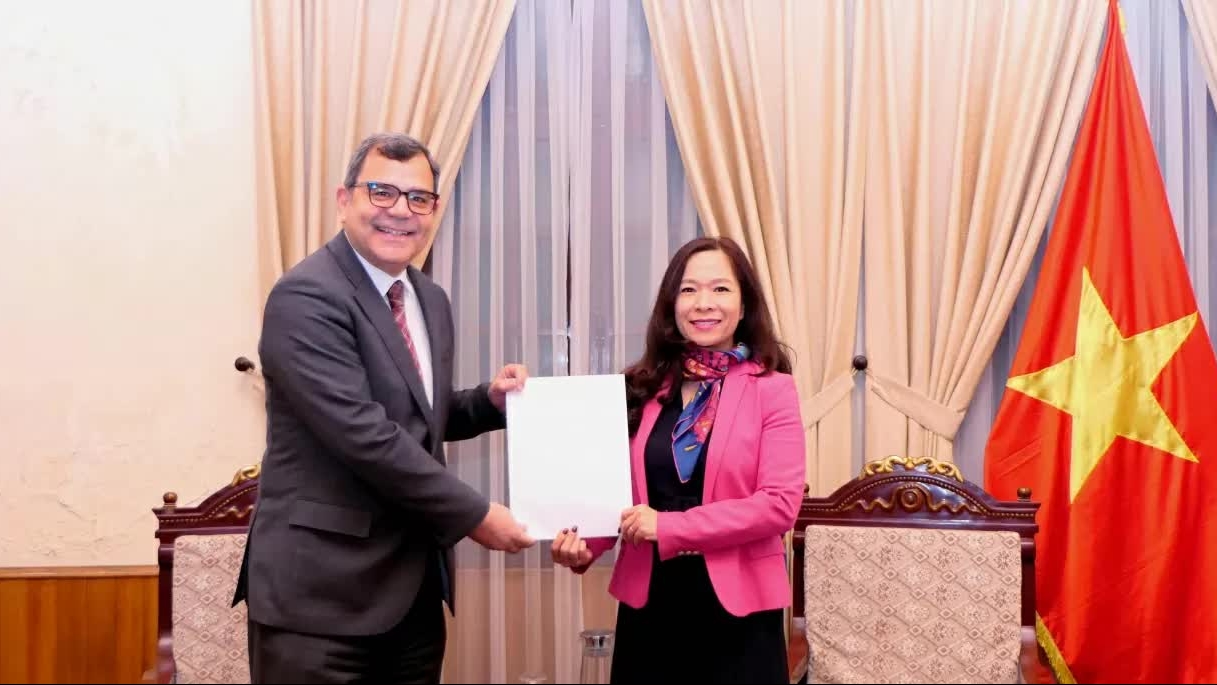 State Protocol Department receives the copy of credentials of Greek Ambassador to Vietnam