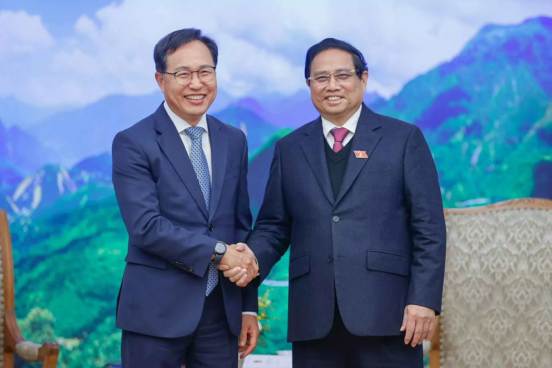 PM Pham Minh Chinh receives Samsung Vietnam General Director Choi Joo Ho and successor Na Ki Hong