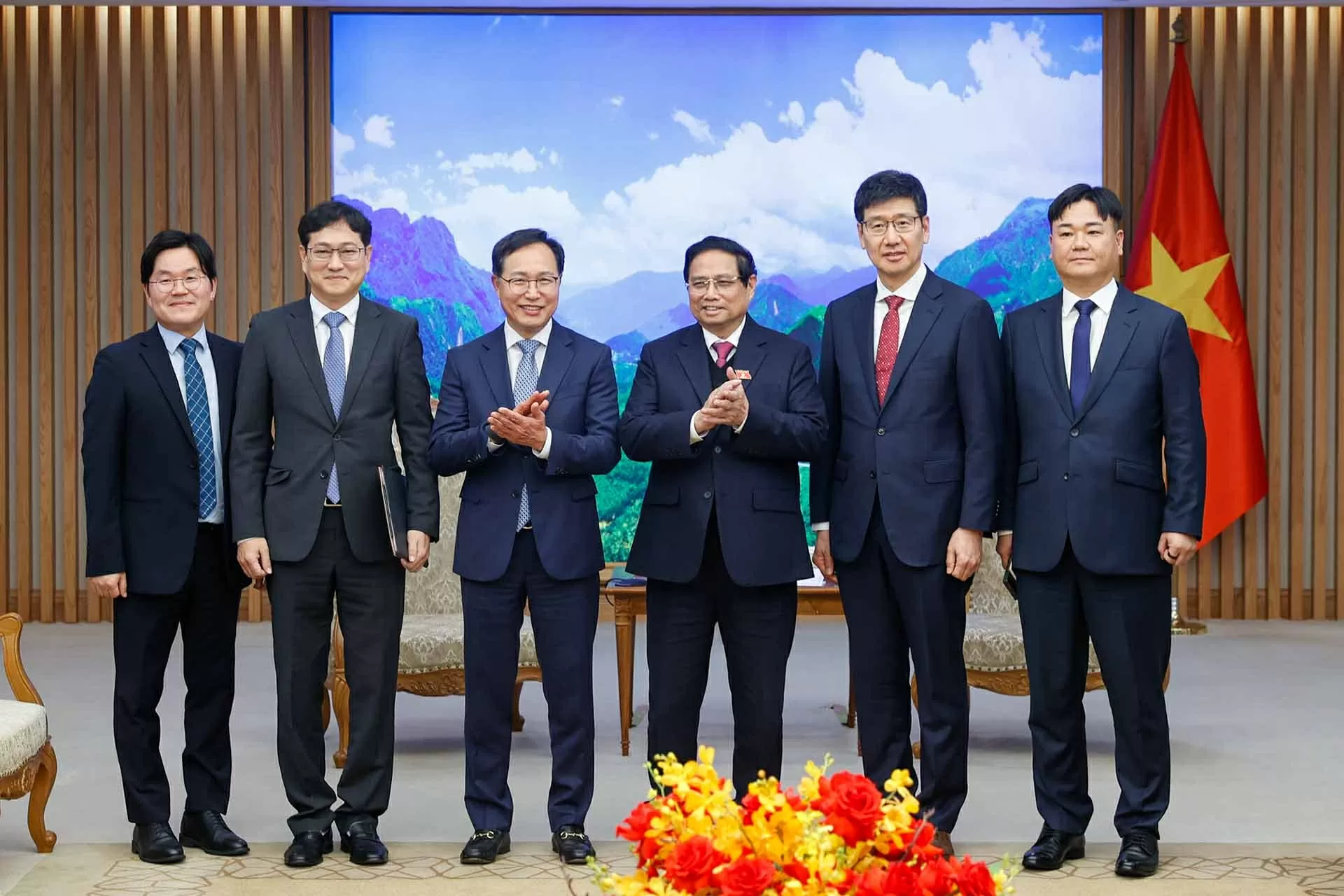 PM Pham Minh Chinh receives Samsung Vietnam General Director Choi Joo Ho and successor Na Ki Hong PM Pham Minh Chinh receives Samsung Vietnam General Director Choi Joo Ho and successor Na Ki Hong