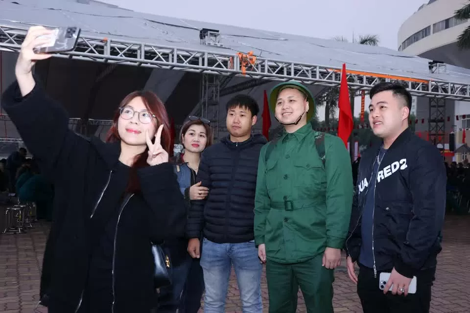 Young people nationwide eagerly enlist Young people nationwide eagerly enlist