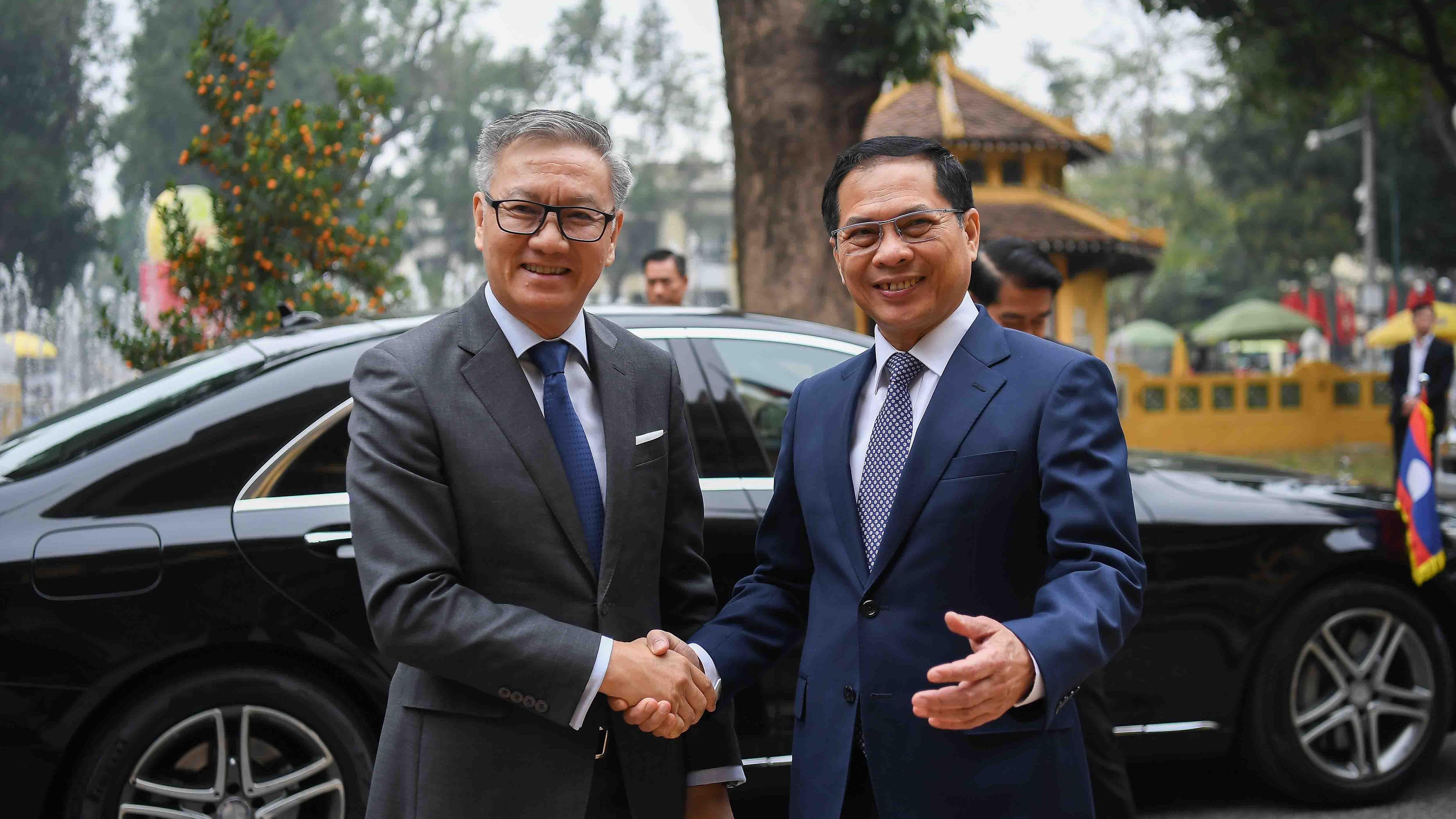 Deputy PM, FM Bui Thanh Son welcomed Lao Foreign Minister Thongsavanh Phomvihane