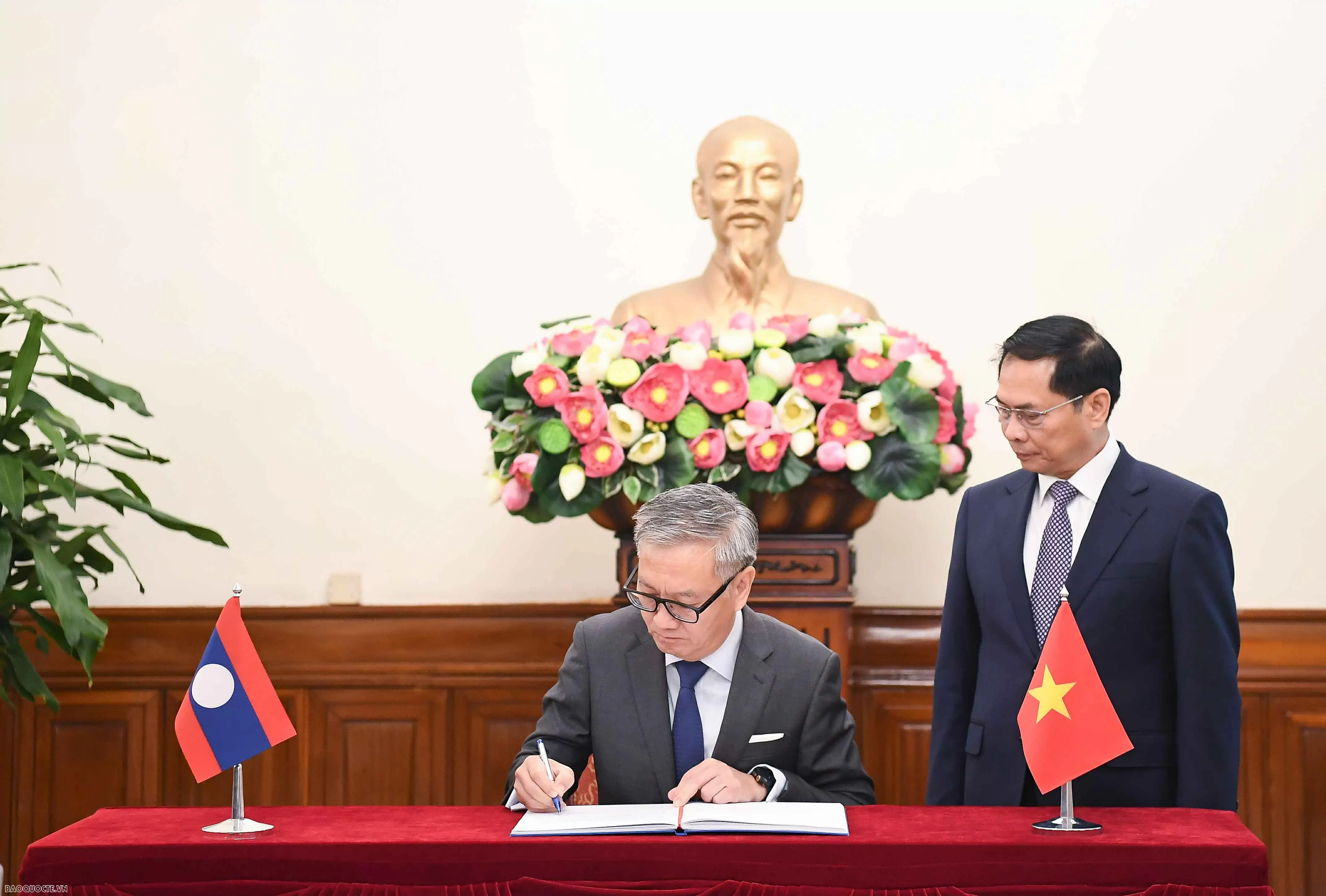 Deputy PM, FM Bui Thanh Son welcomed Lao Foreign Minister Thongsavanh Phomvihane Deputy PM, FM Bui Thanh Son welcomed Lao Foreign Minister Thongsavanh Phomvihane