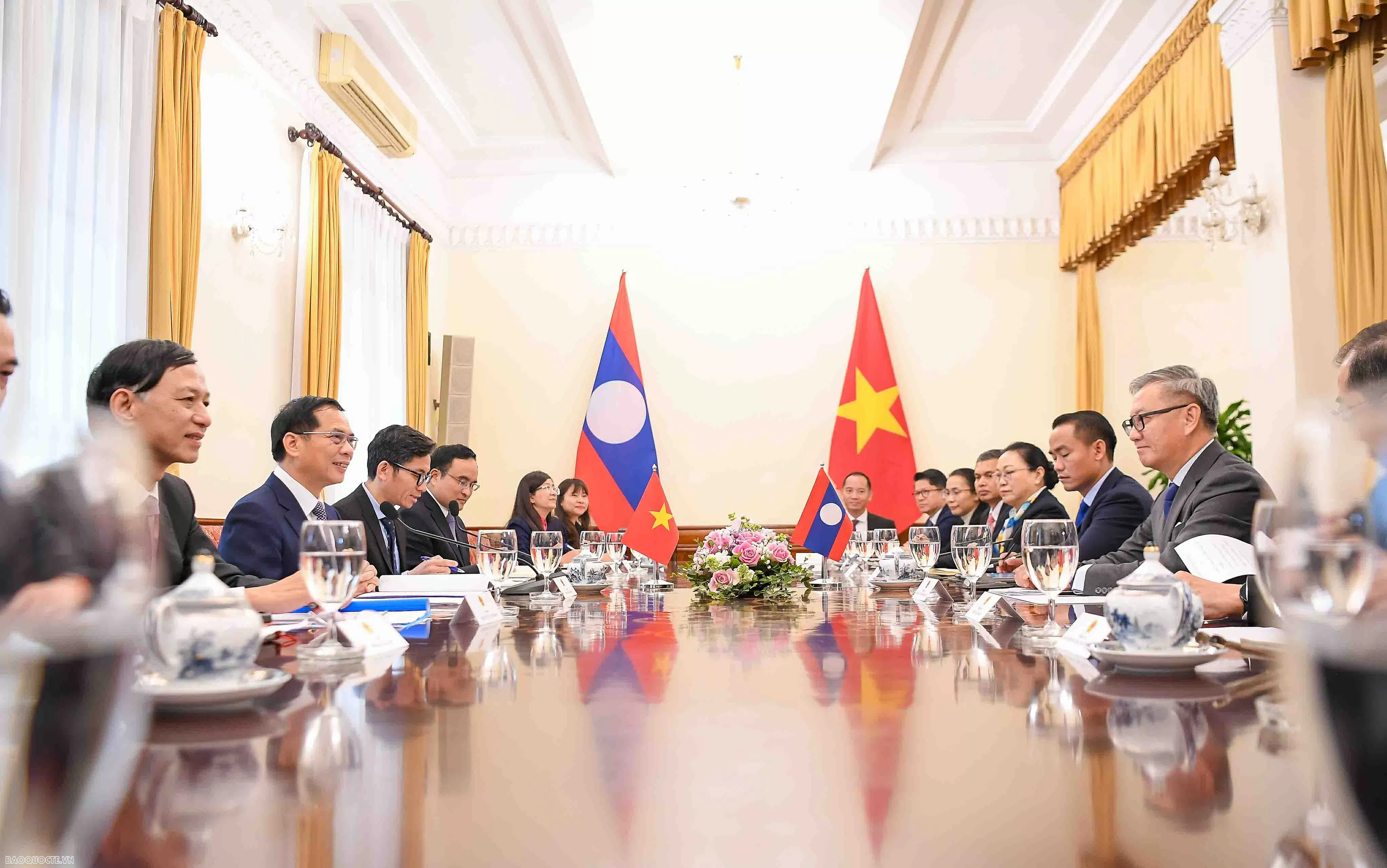 Deputy PM, FM Bui Thanh Son holds talks with Lao Foreign Minister