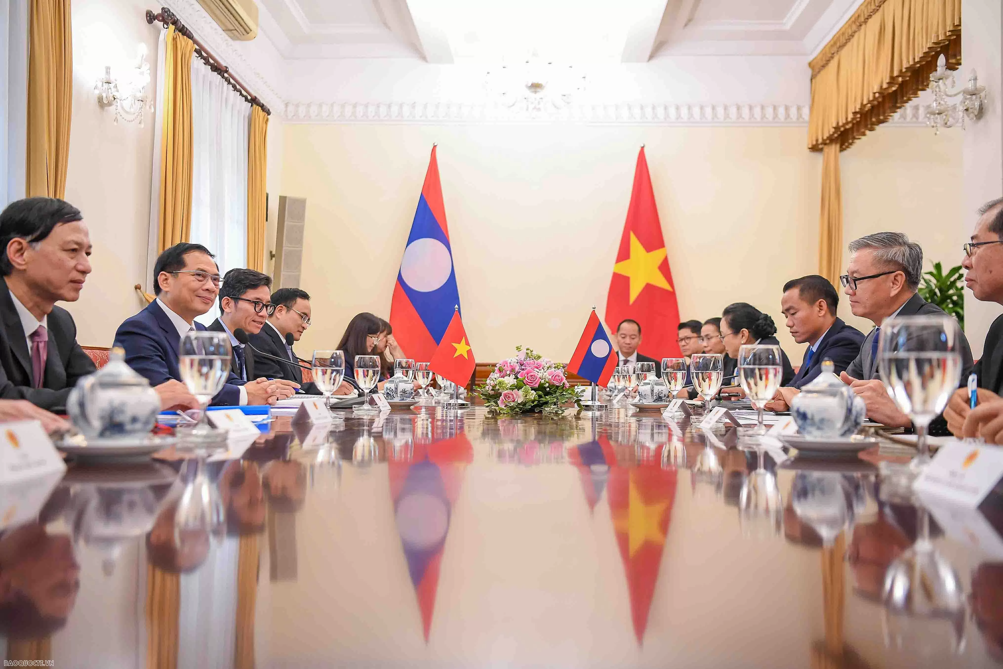 Deputy PM, FM Bui Thanh Son welcomed Lao Foreign Minister Thongsavanh Phomvihane