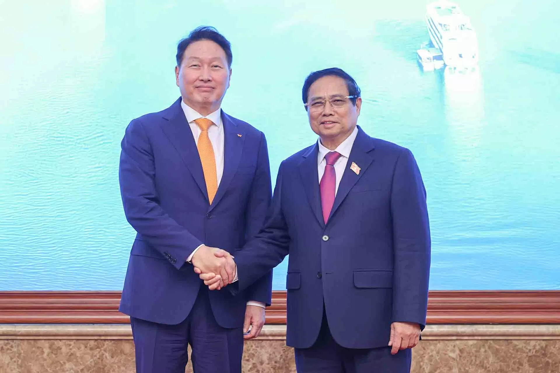 Thủ tướng Phạm Minh Chính tiếp ông Chey Tae-won, Chủ tịch Tập đoàn SK, kiêm Chủ tịch Phòng Công nghiệp và thương mại Hàn Quốc. (Nguồn: VGP)