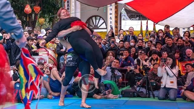 Belarusian athlete Dzmitrychenka shakes up Vietnam’s traditional wrestling community