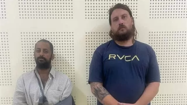 Police seize two foreigners in drug case after alert from drivers