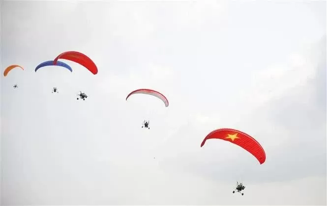 Over 30 pilots compete in HCM City paragliding tournament Over 30 pilots compete in HCM City paragliding tournament