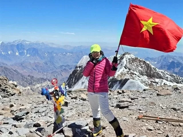 Nguyen Thi Thanh Binh, from Hanoi, has triumphantly conquered Aconcagua, the highest mountain in the Americas and the tallest peak outside Asia, standing at an impressive 6,959m.  Aconcagua, part of the Andes mountain range, is located in Mendoza Province