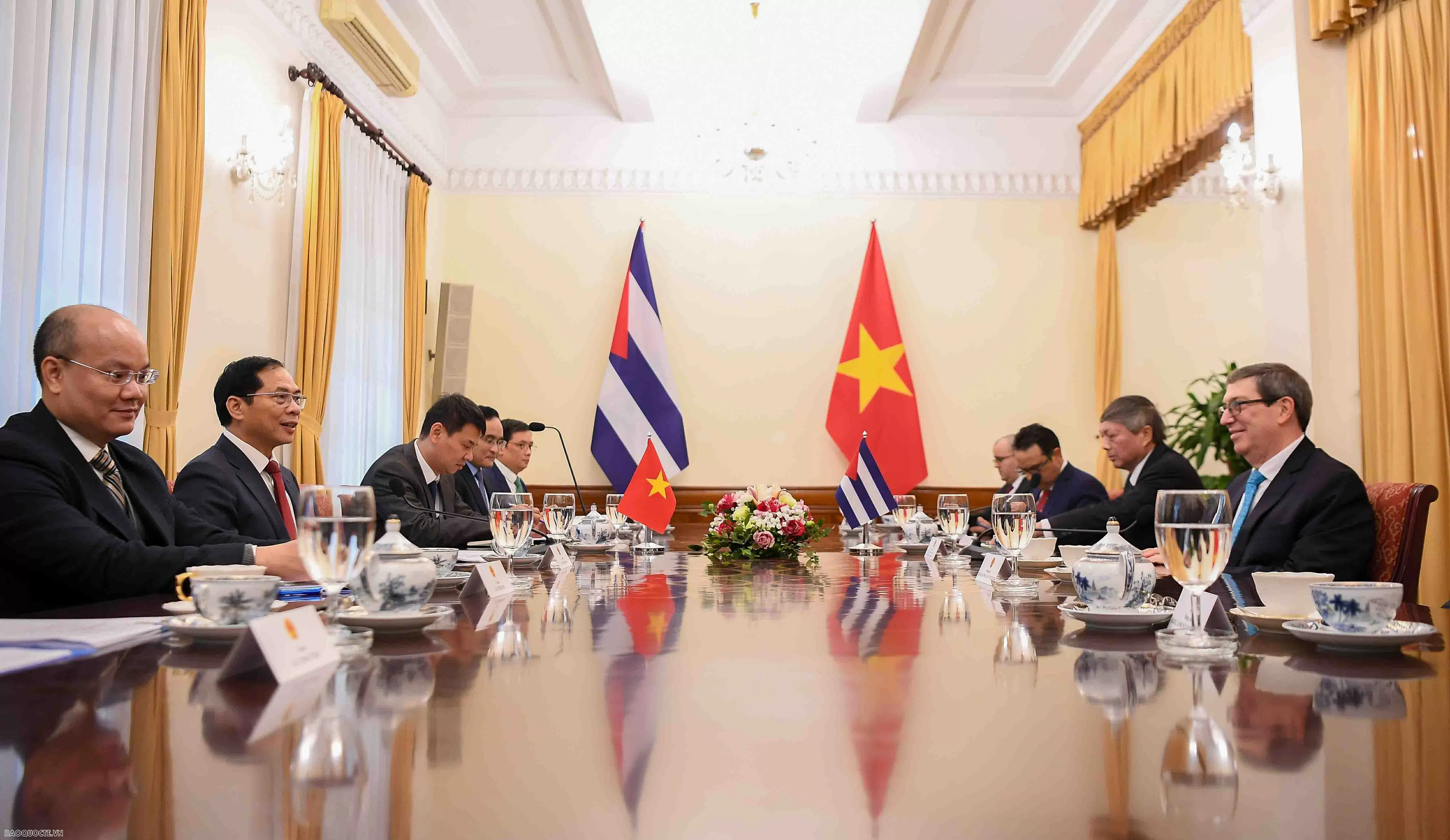 Vietnam, Cuba Foreign Ministers hold talks discussing measures to further enhance bilateral cooperation