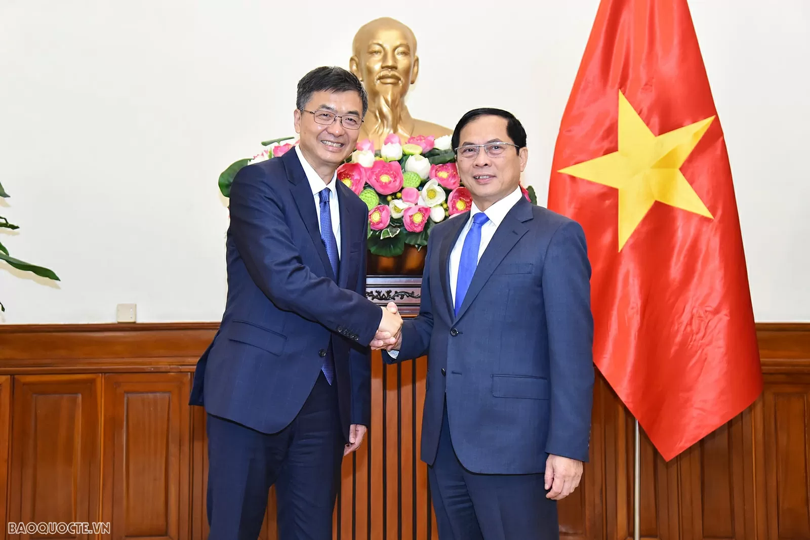 Deputy PM, FM Bui Thanh Son holds talks with Party Secretary of China's Guangxi Chen Gang