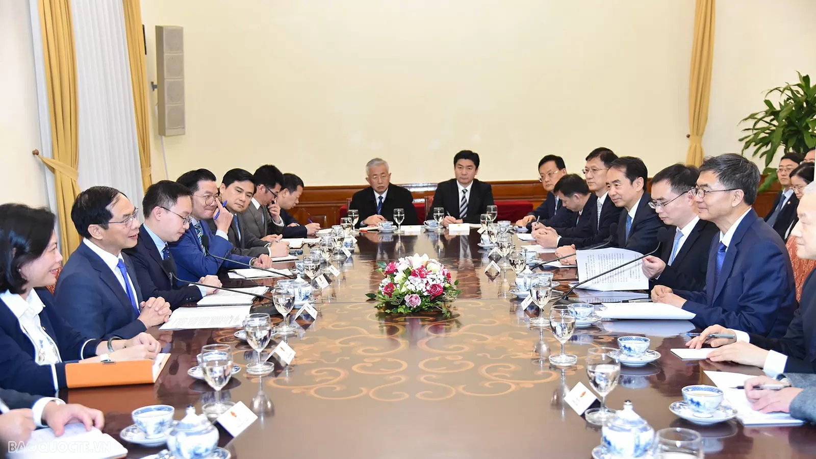 Deputy PM, FM Bui Thanh Son holds talks with Party Secretary of China's Guangxi Chen Gang Deputy PM, FM Bui Thanh Son holds talks with Party Secretary of China's Guangxi Chen Gang