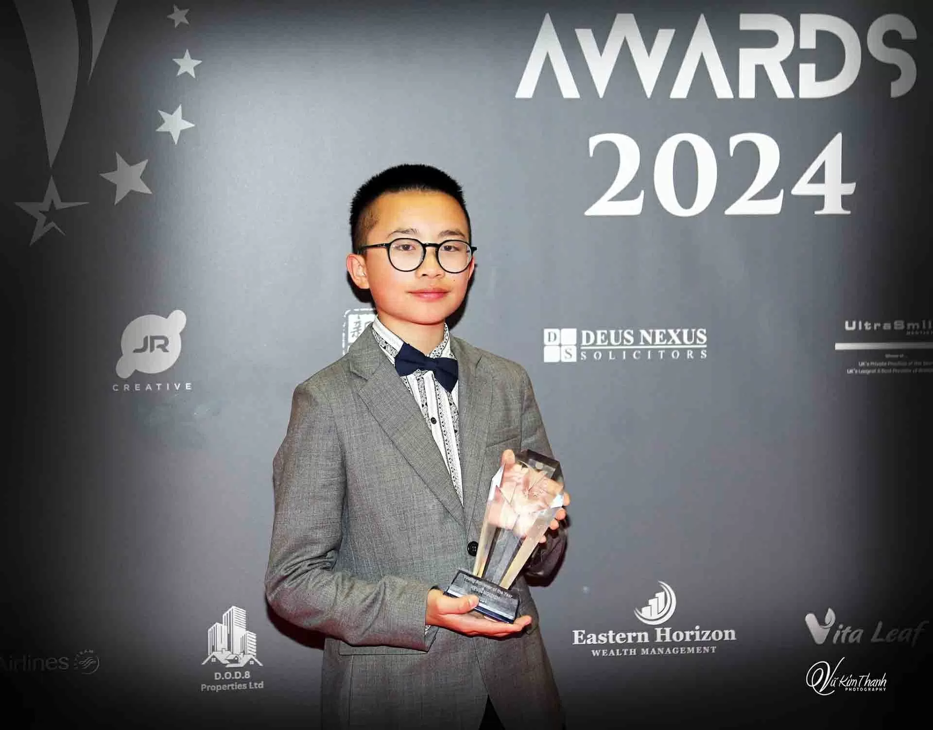 Nam Khánh nhận giải Tài năng trẻ tại lễ trao Giải thưởng quốc tế Việt Nam (Vietnam International Awards) được tổ chức tại London, Anh. (Ảnh: NVCC)