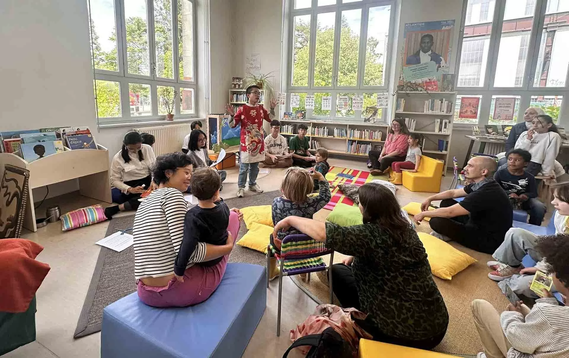 Nam Khánh giới thiệu văn hoá Việt Nam tới các học sinh Pháp. (Ảnh: NVCC) Nam Khánh giới thiệu văn hoá Việt Nam tới các học sinh Pháp. (Ảnh: NVCC)