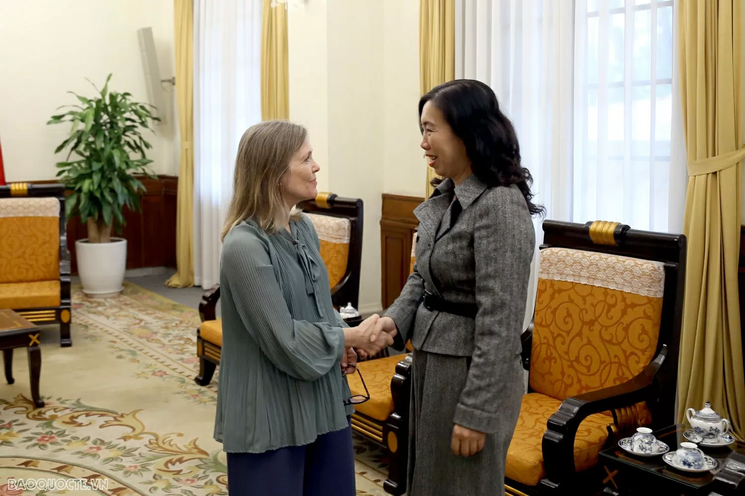 Deputy FM Le Thi Thu Hang welcomes Canadian Deputy Minister of National Defence Stefanie Beck Deputy FM Le Thi Thu Hang welcomes Canadian Deputy Minister of National Defence Stefanie Beck