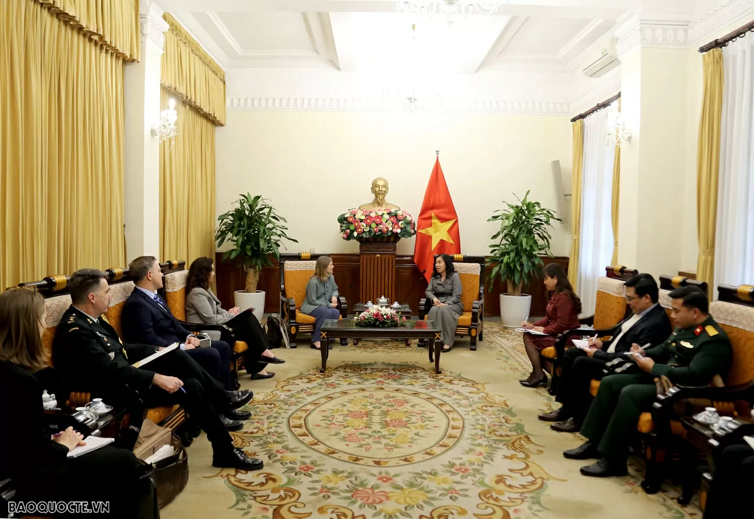 Deputy FM Le Thi Thu Hang welcomes Canadian Deputy Minister of National Defence Stefanie Beck Deputy FM Le Thi Thu Hang welcomes Canadian Deputy Minister of National Defence Stefanie Beck