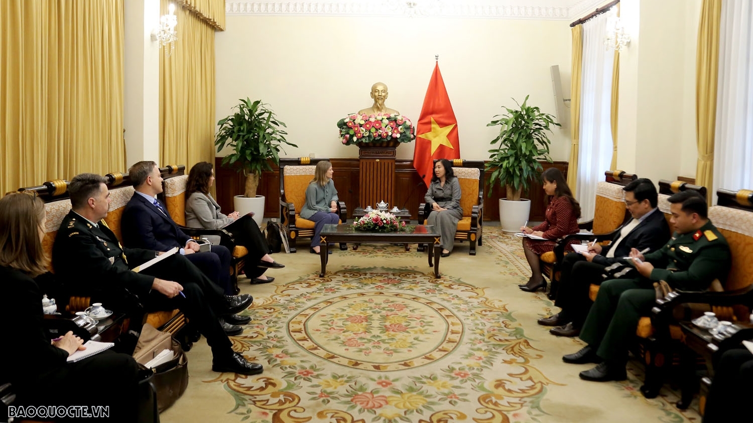 Deputy FM Le Thi Thu Hang welcomes Canadian Deputy Minister of National Defence Stefanie Beck