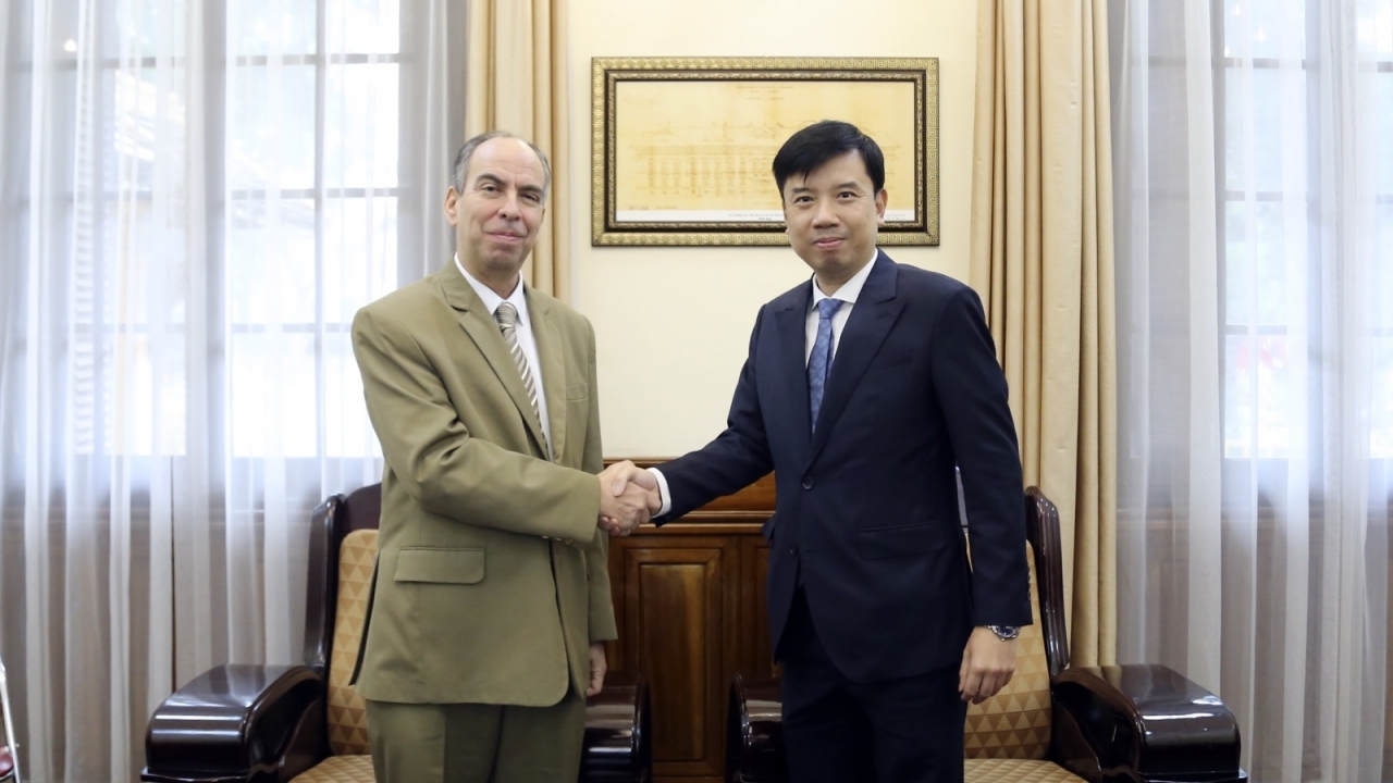 Cuban Ambassador Rogelio Polanco Fuentes works with the World and Vietnam Report, to promote Vietnam-Cuba Friendship Year 2025