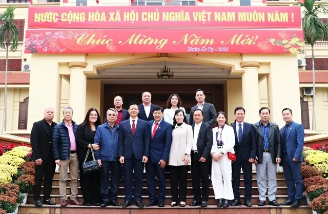 Bac Ninh welcomes delegation of overseas Vietnamese to visit homeland