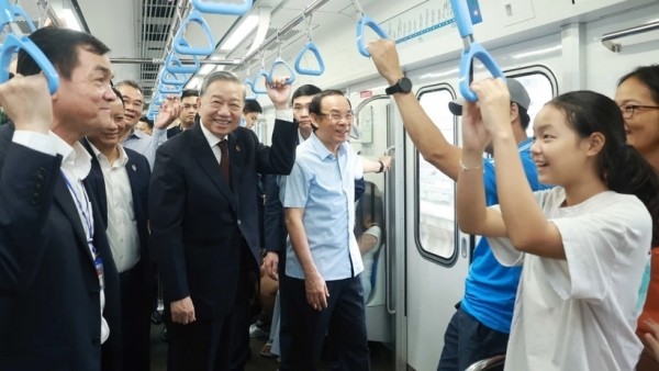 Party chief takes ride on Ben Thanh – Suoi Tien metro line
