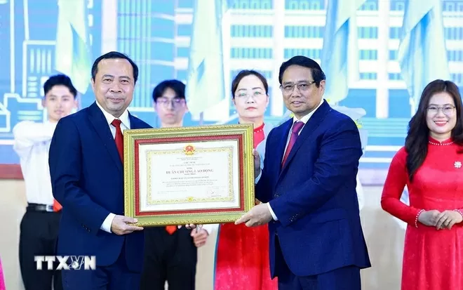 Thủ tướng Phạm Minh Chính trao Huân chương Lao động hạng Nhất của Chủ tịch nước tặng Đại học Quốc gia Thành phố Hồ Chí Minh.