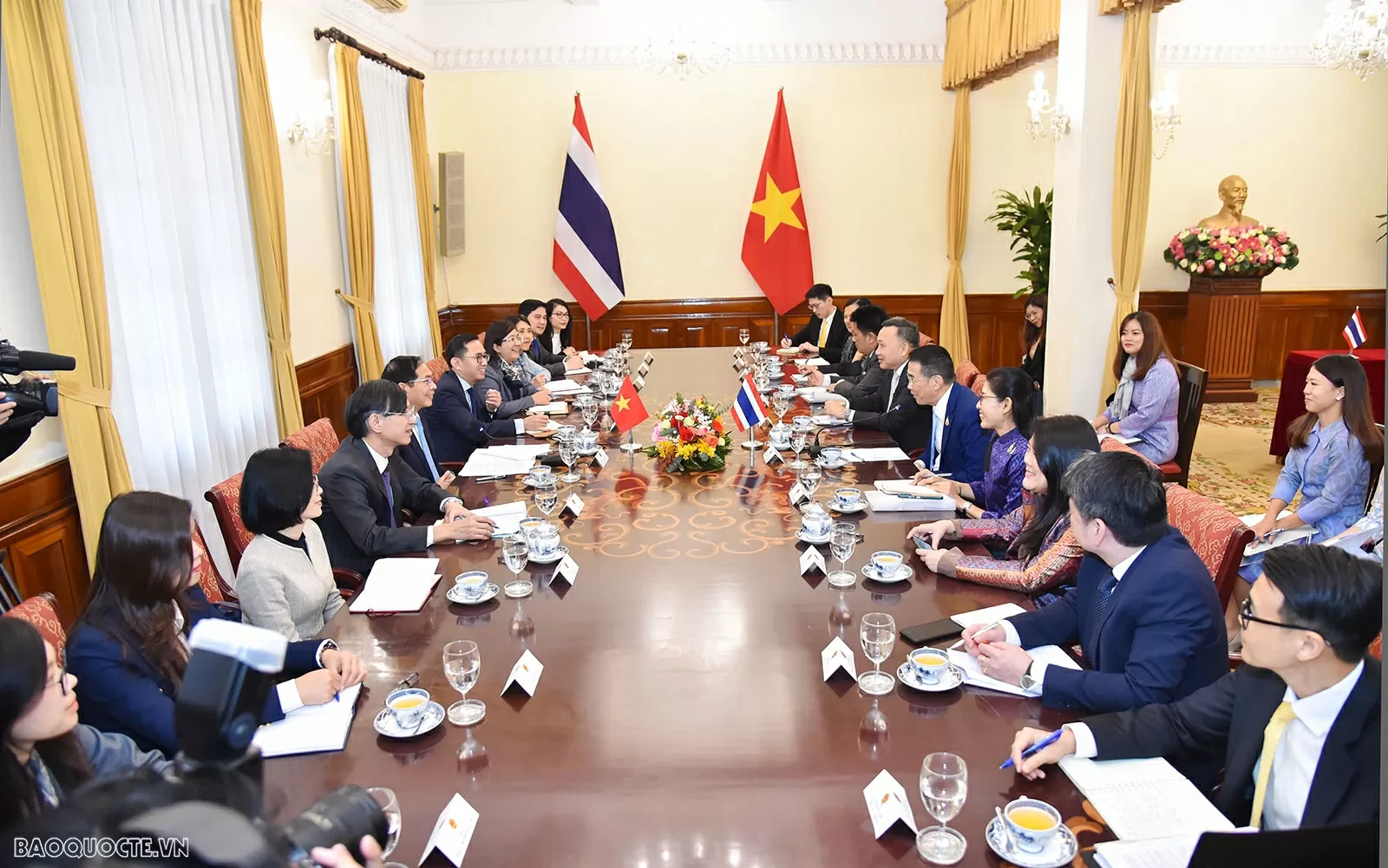 Deputy PM, FM Bui Thanh Son welcomed Thai Foreign Minister Maris Sangiampongsa