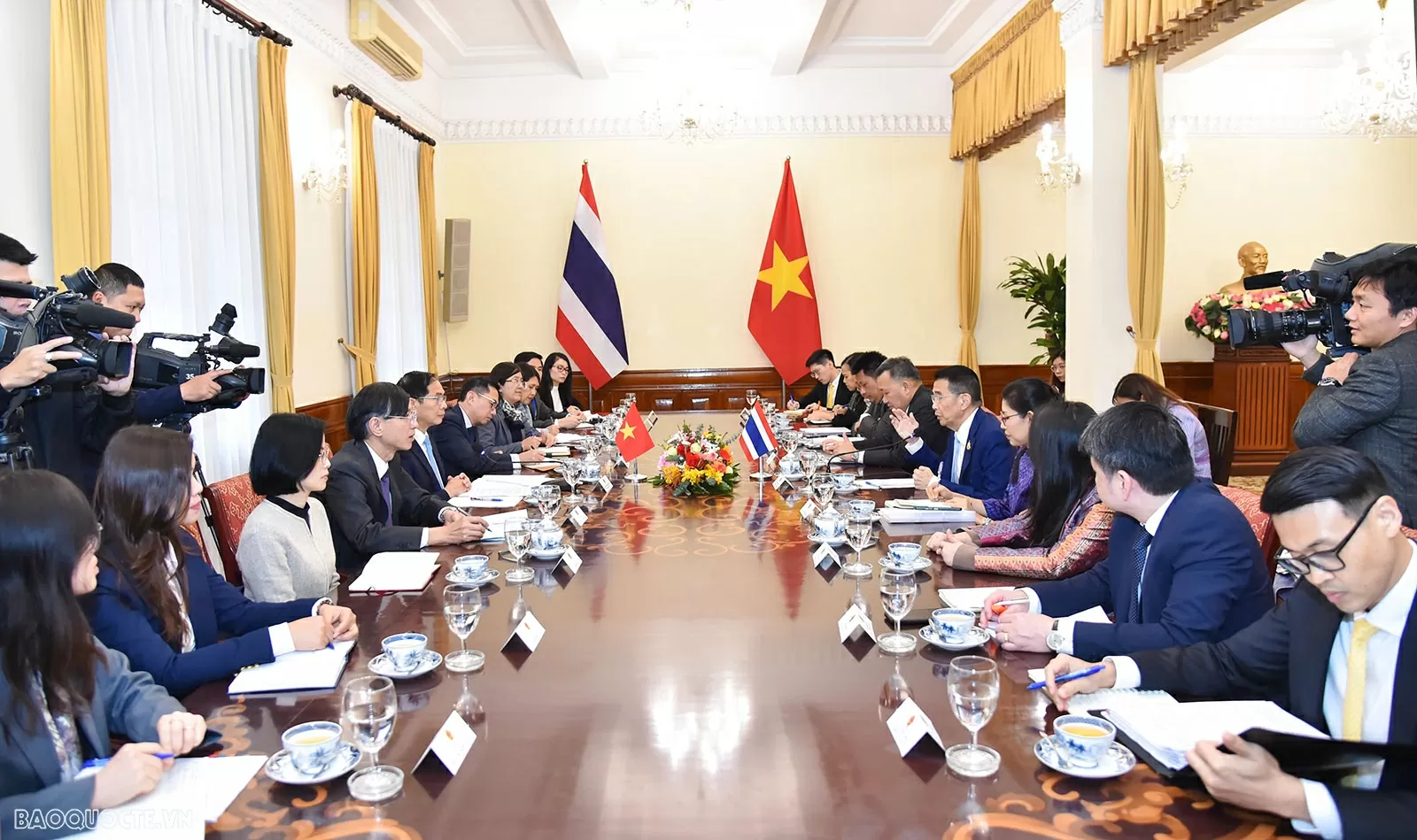 Deputy PM, FM Bui Thanh Son holds talks with Thai Foreign Minister Maris Sangiampongsa