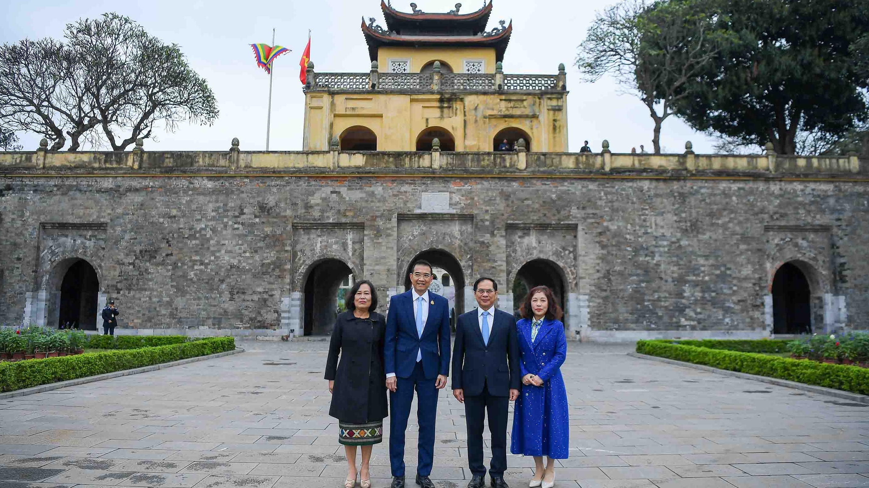 Deputy PM, FM Bui Thanh Son, Thai FM Maris Sangiampongsa visit Thang Long Imperial Citadel