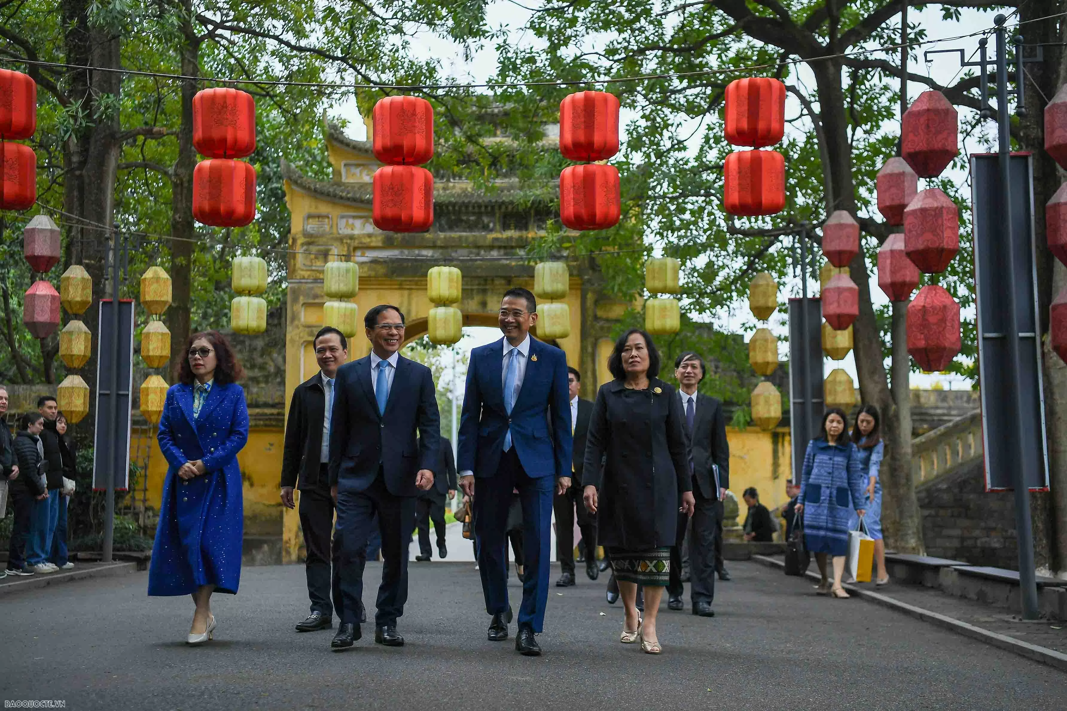 Deputy PM, FM Bui Thanh Son, Thai FM Maris Sangiampongsa visit Thang Long Imperial Citadel Deputy PM, FM Bui Thanh Son, Thai FM Maris Sangiampongsa visit Thang Long Imperial Citadel