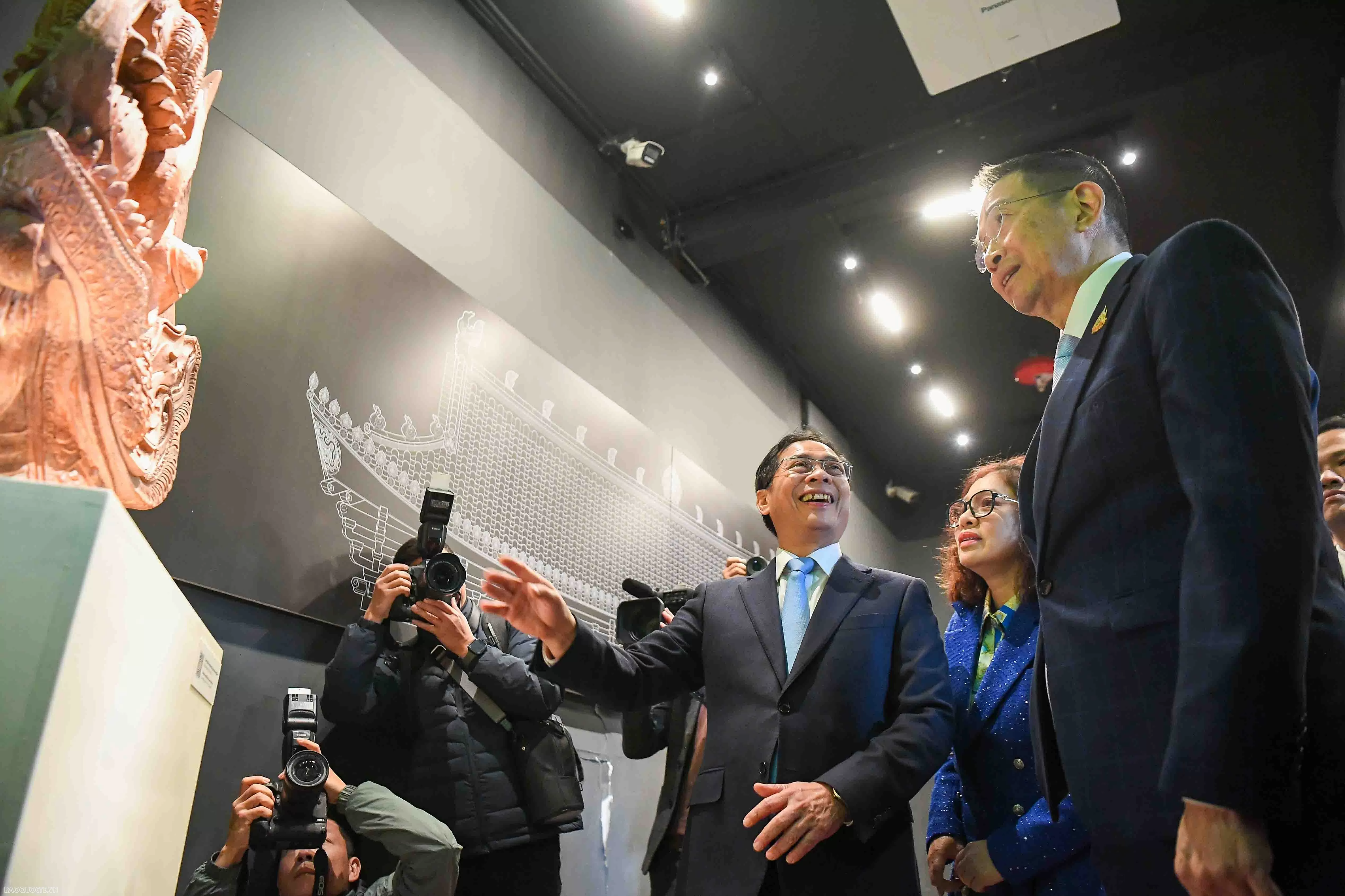 Deputy PM, FM Bui Thanh Son, Thai FM Maris Sangiampongsa visit Thang Long Imperial Citadel