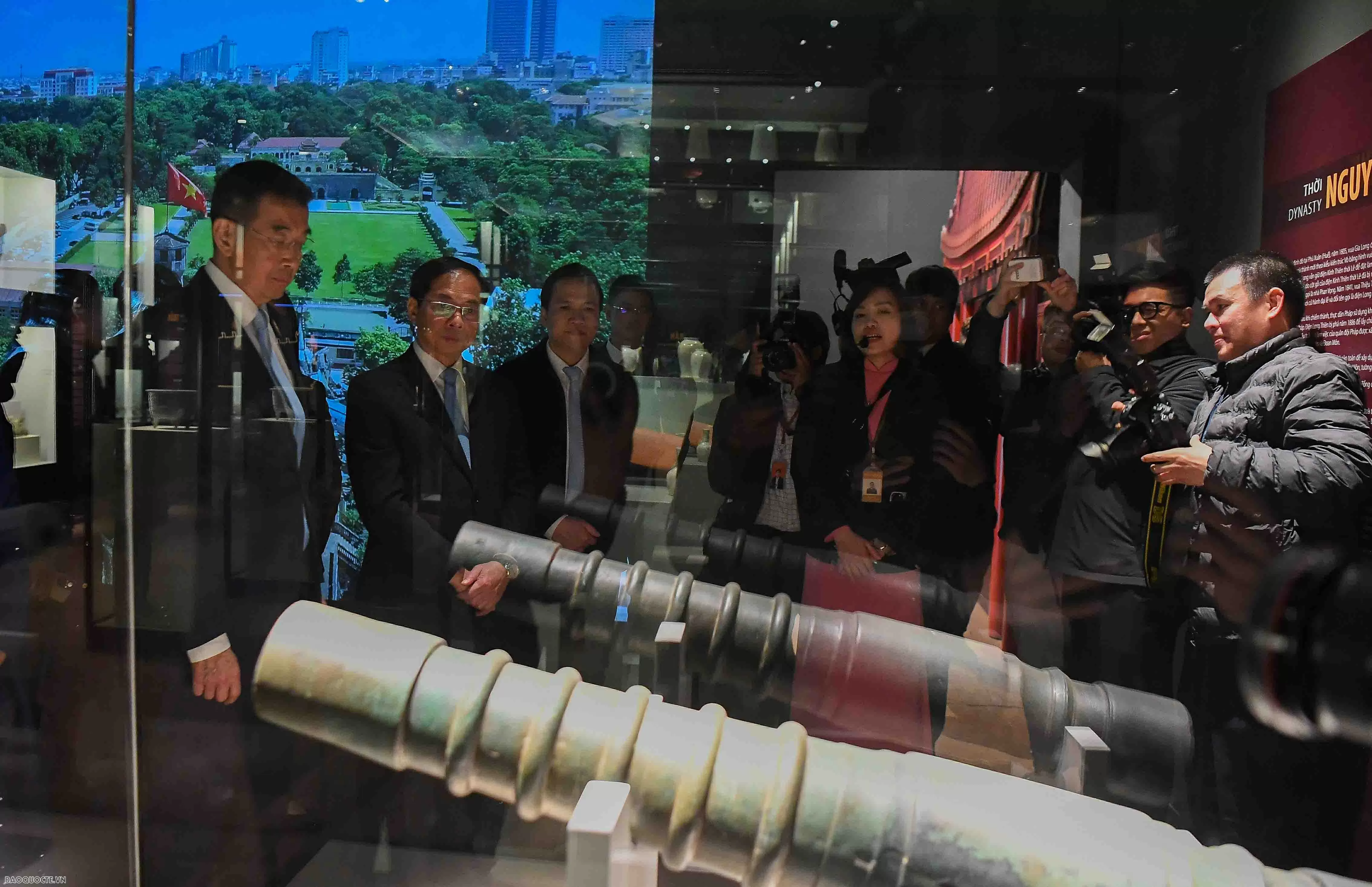 Deputy PM, FM Bui Thanh Son, Thai FM Maris Sangiampongsa visit Thang Long Imperial Citadel Deputy PM, FM Bui Thanh Son, Thai FM Maris Sangiampongsa visit Thang Long Imperial Citadel