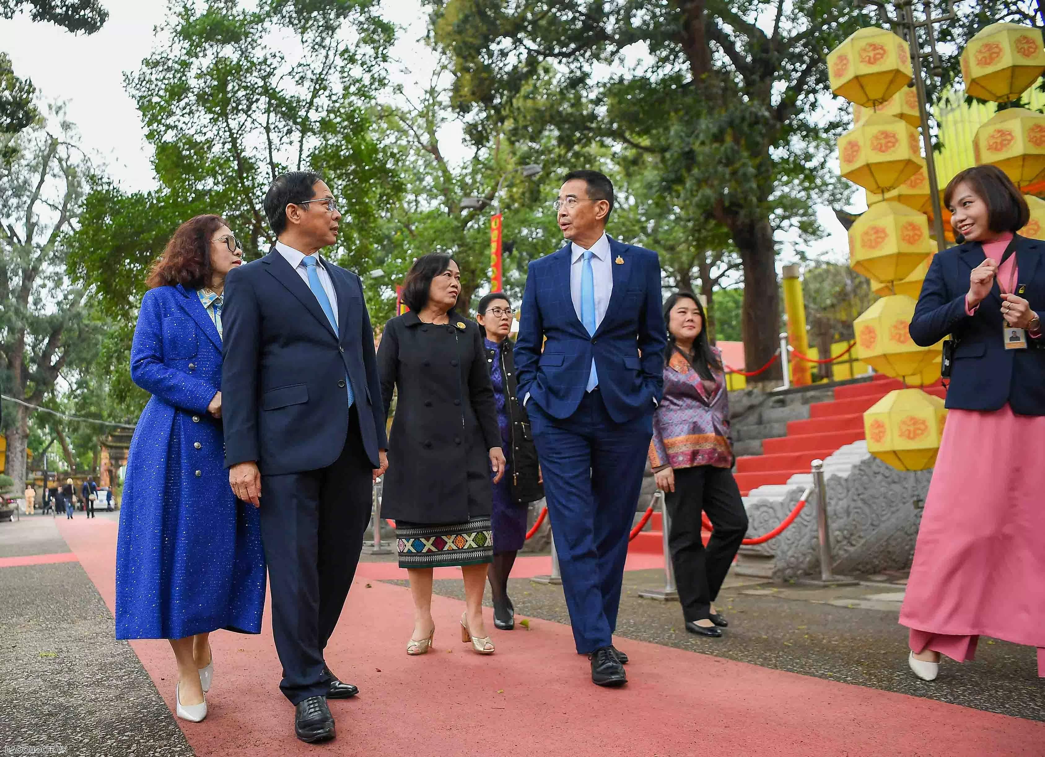 Deputy PM, FM Bui Thanh Son, Thai FM Maris Sangiampongsa visit Thang Long Imperial Citadel Deputy PM, FM Bui Thanh Son, Thai FM Maris Sangiampongsa visit Thang Long Imperial Citadel