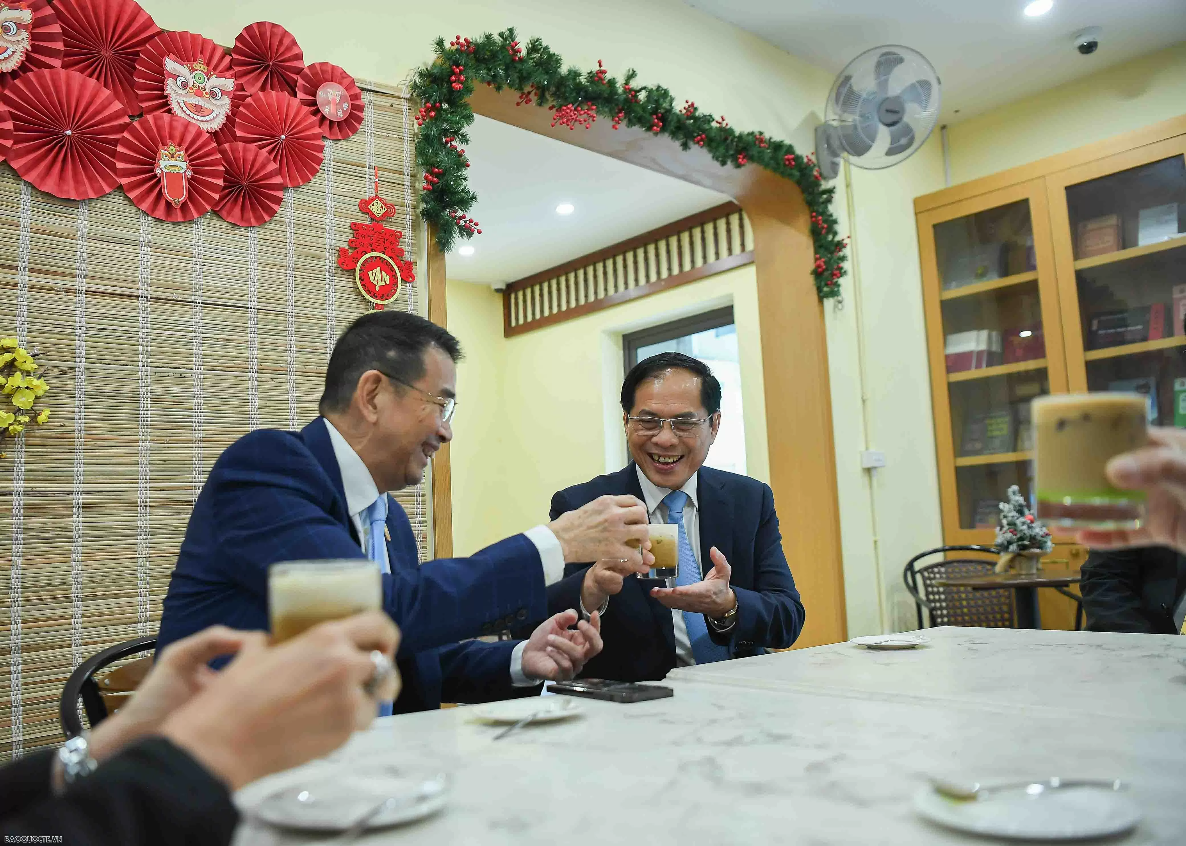 Deputy PM, FM Bui Thanh Son, Thai FM Maris Sangiampongsa visit Thang Long Imperial Citadel