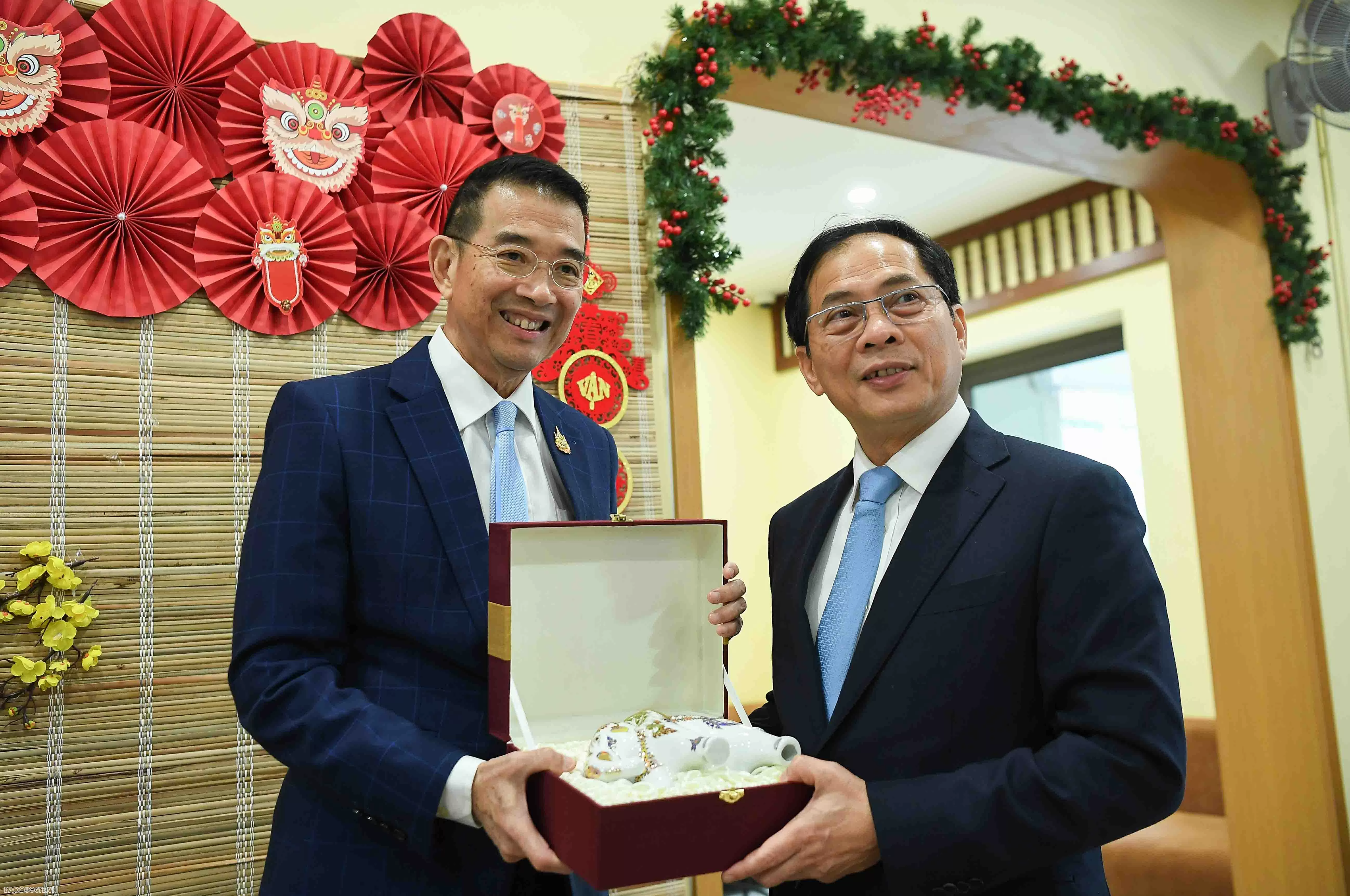 Deputy PM, FM Bui Thanh Son, Thai FM Maris Sangiampongsa visit Thang Long Imperial Citadel Deputy PM, FM Bui Thanh Son, Thai FM Maris Sangiampongsa visit Thang Long Imperial Citadel