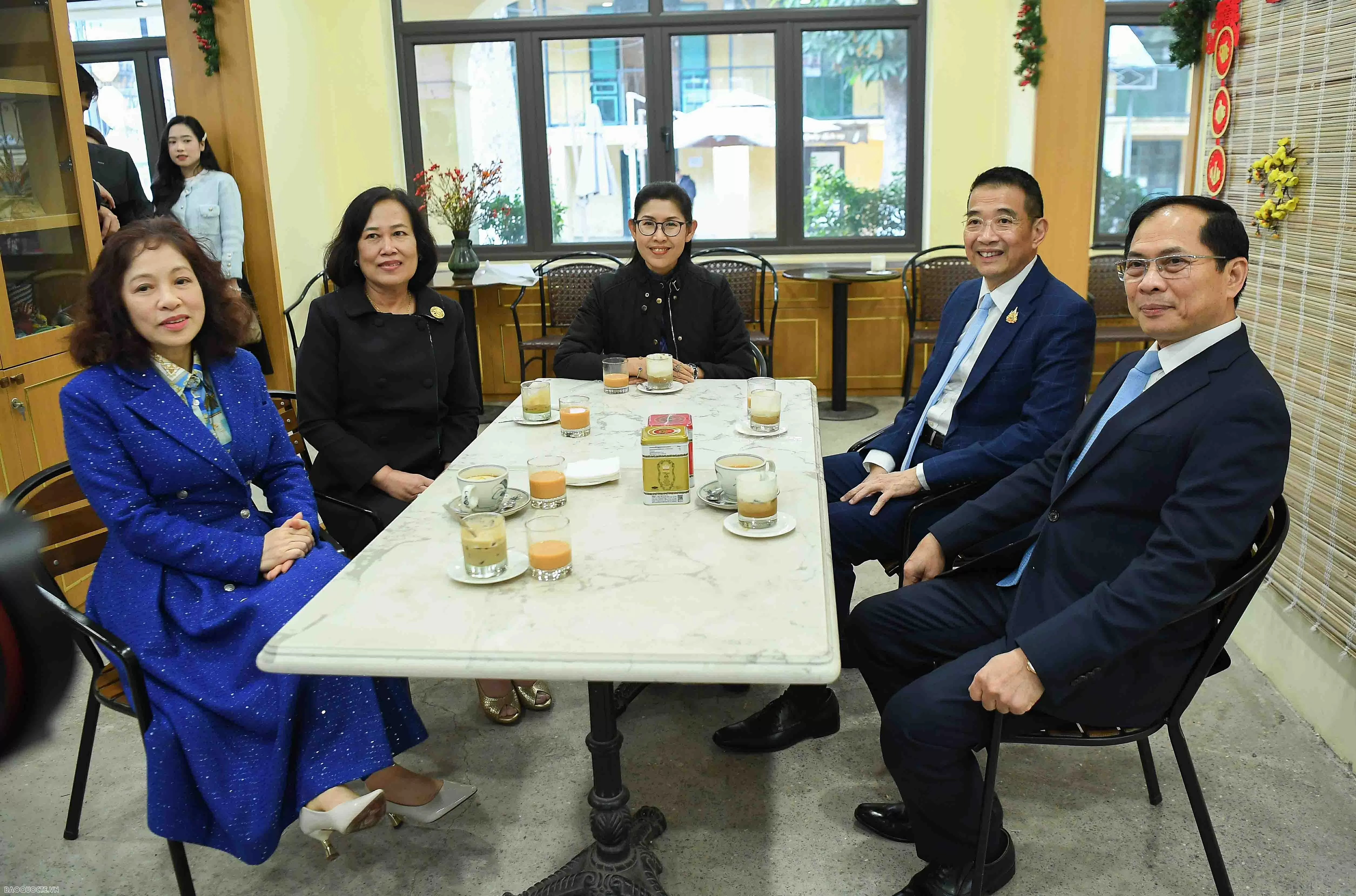 Deputy PM, FM Bui Thanh Son, Thai FM Maris Sangiampongsa visit Thang Long Imperial Citadel Deputy PM, FM Bui Thanh Son, Thai FM Maris Sangiampongsa visit Thang Long Imperial Citadel