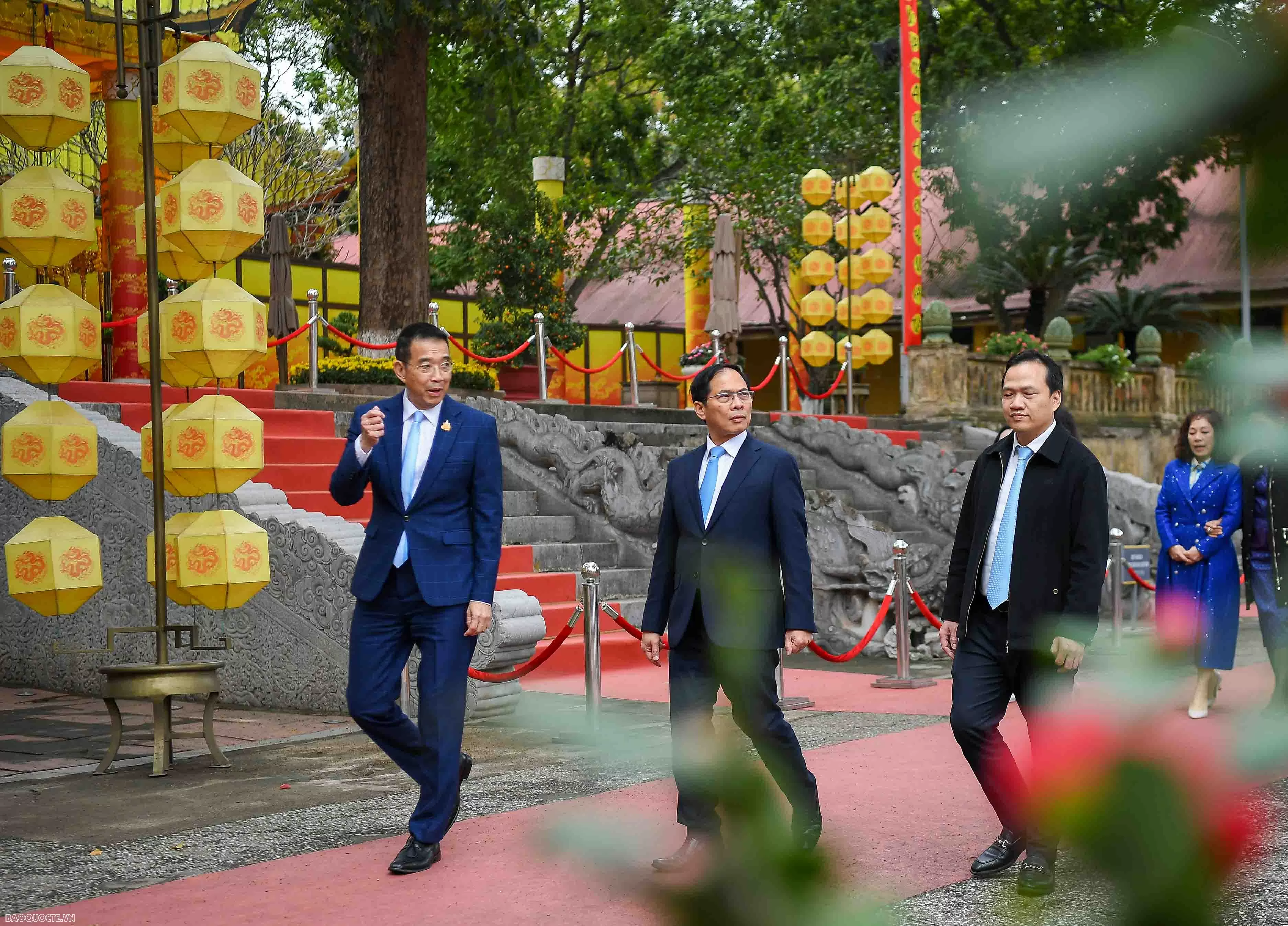 Deputy PM, FM Bui Thanh Son, Thai FM Maris Sangiampongsa visit Thang Long Imperial Citadel Deputy PM, FM Bui Thanh Son, Thai FM Maris Sangiampongsa visit Thang Long Imperial Citadel