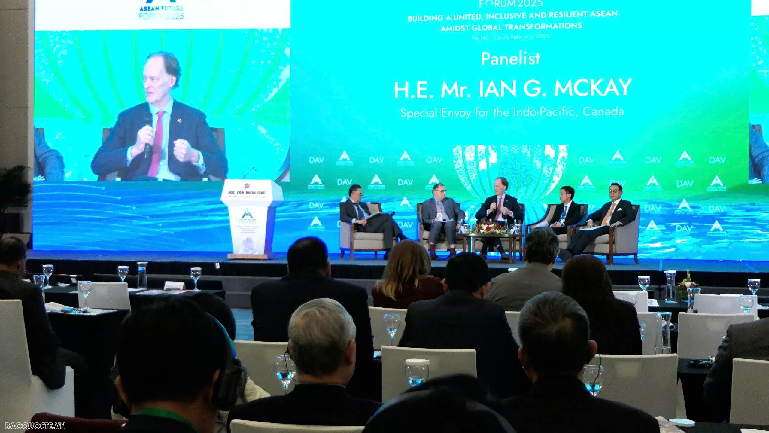 Đặc phái viên Ian McKay tại phiên đối thoại trong khuôn khổ Diễn đàn Tương lai ASEAN 2025. (Ảnh: Thành Long)