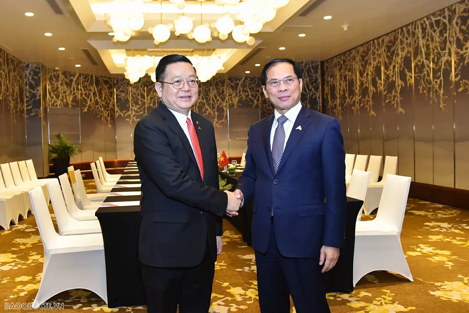 Chiều ngày 25/2, nhân dịp Diễn đàn Tương lai ASEAN lần thứ hai, Phó Thủ tướng, Bộ trưởng Ngoại giao Bùi Thanh Sơn đã có cuộc gặp với Tổng thư ký ASEAN Kao Kim Hourn. Chiều ngày 25/2, nhân dịp Diễn đàn Tương lai ASEAN lần thứ hai, Phó Thủ tướng, Bộ trưởng Ngoại giao Bùi Thanh Sơn đã có cuộc gặp với Tổng thư ký ASEAN Kao Kim Hourn.