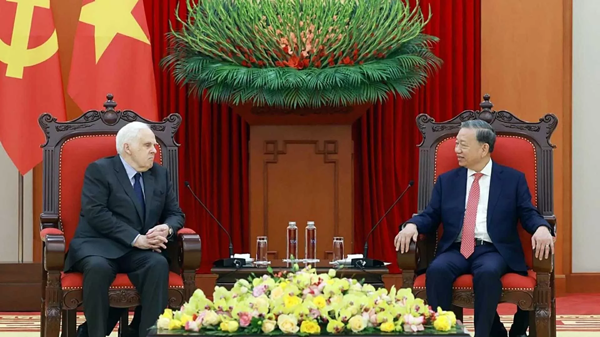 Tổng Bí thư Tô Lâm tiếp ông Frederick W.Smith, Nhà sáng lập kiêm Chủ tịch điều hành Tập đoàn FedEx. (Nguồn: TTXVN) Tổng Bí thư Tô Lâm tiếp ông Frederick W.Smith, Nhà sáng lập kiêm Chủ tịch điều hành Tập đoàn FedEx. (Nguồn: TTXVN)